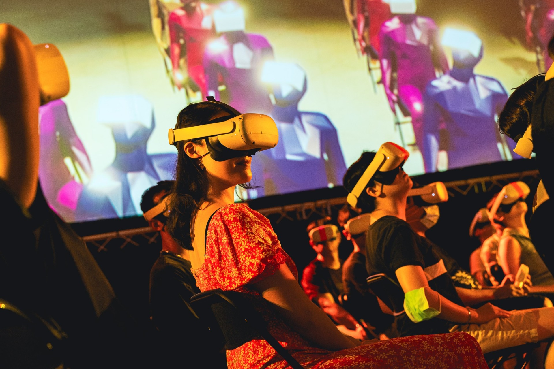 《放開你的頭腦》結合音樂、舞蹈、劇場等元素，邀請72名觀眾集體穿戴VR頭顯，不僅在全球XR創作圈中為少見的多人共演外，也是台灣首部大規模體驗的VR作品。（攝影／陳彥君）-圖片
