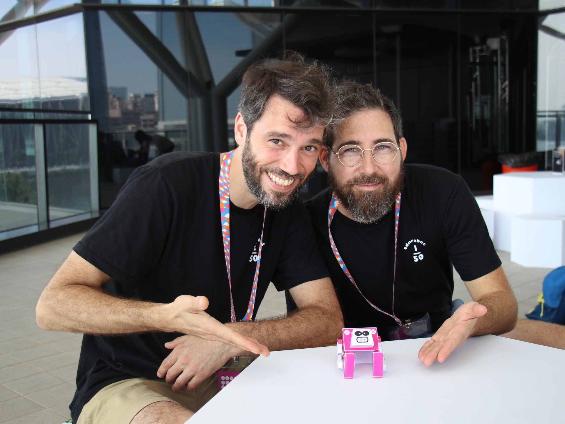 Thibault Joyeuxc 和 Julien Kadouri兩位導演每一回帶作品出國巡演時，都會隨身攜帶心愛的「家人」－純手工紙製的「小機器人」（Ed n’Robot）到各地拍照錄影。-圖片